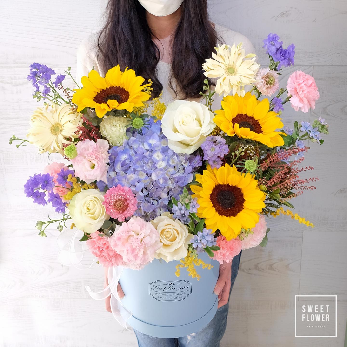 กล่อง หลากสี หวาน ดอกไม้หลัก ทานตะวัน กุหลาบ ไฮเดรนเยีย — ผลงานร้านดอกไม้ Sweetflower by Issaree