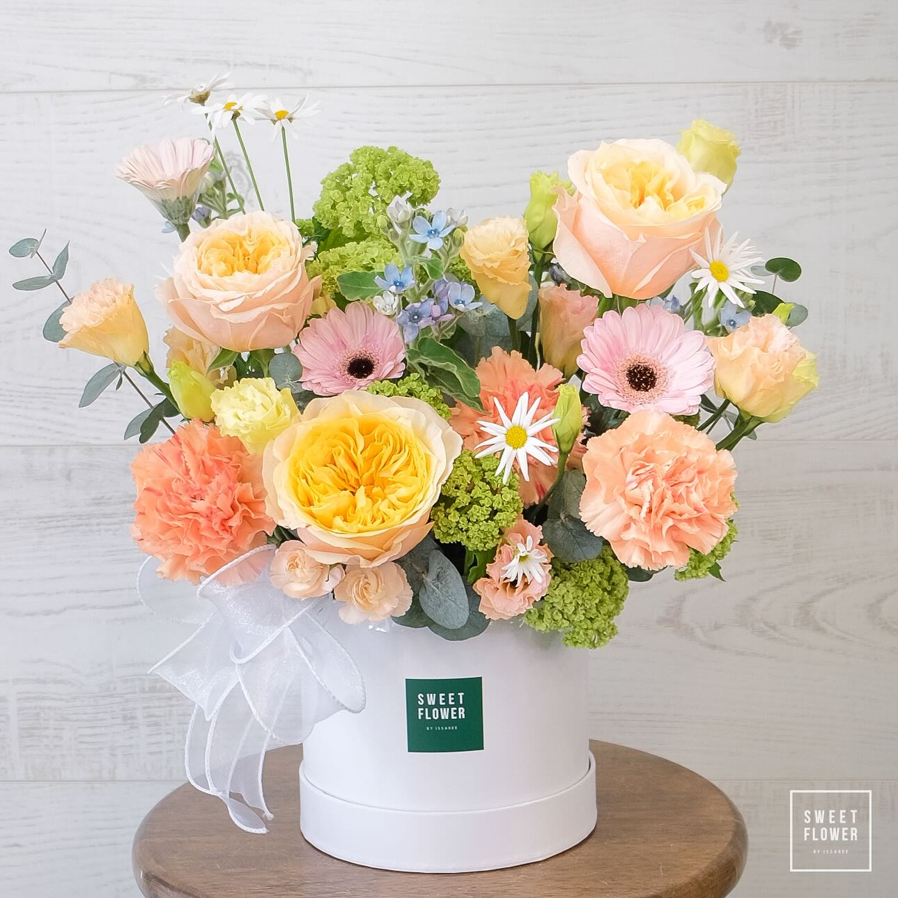 กล่อง หลากสี คลาสสิก ดอกไม้หลัก กุหลาบ คาร์เนชั่น เยอบีร่า — ผลงานร้านดอกไม้ Sweetflower by Issaree