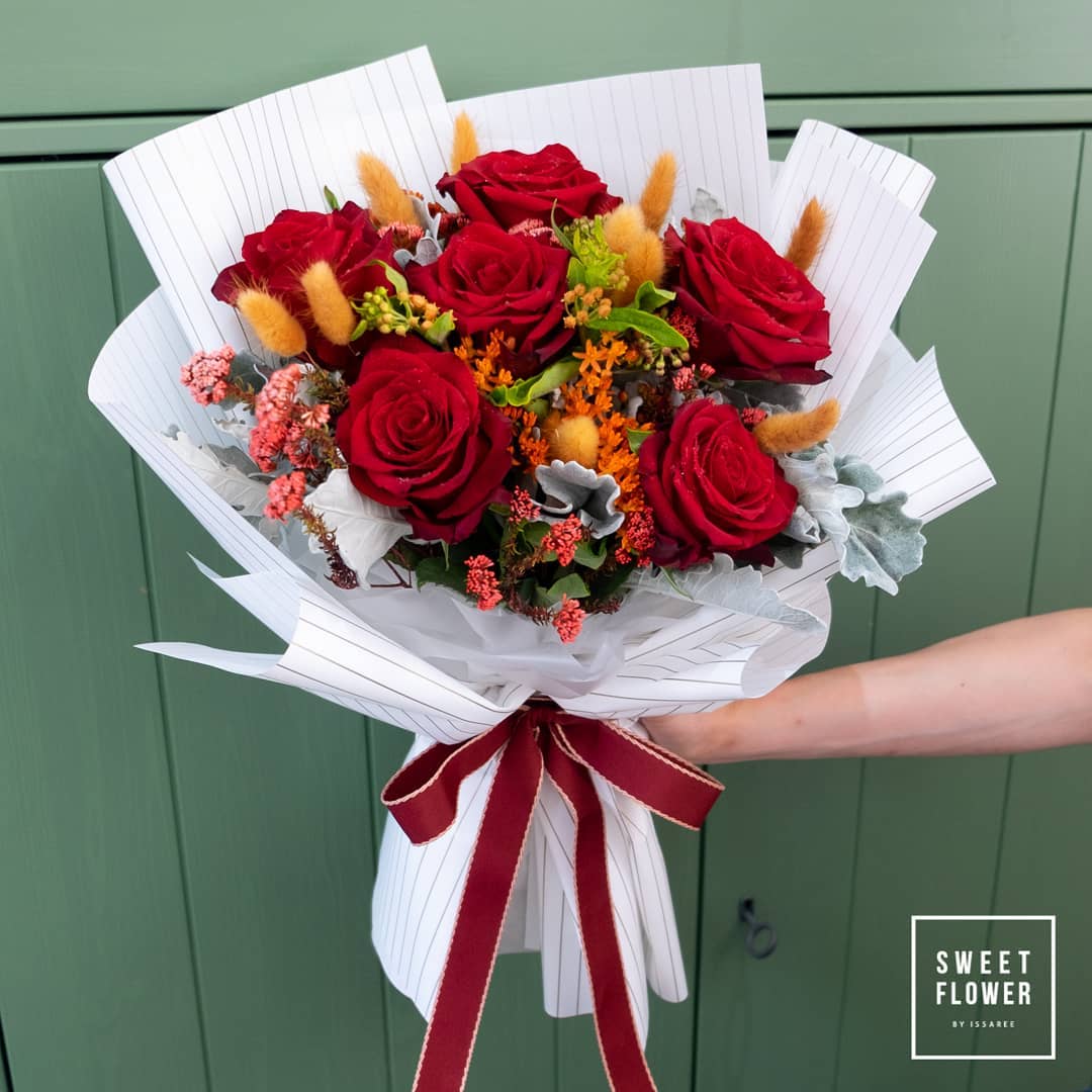 ช่อ แดงโรแมนติก หวาน ดอกไม้หลัก กุหลาบ คาร์เนชั่น ดอกไม้แห้ง — ผลงานร้านดอกไม้ Sweetflower by Issaree