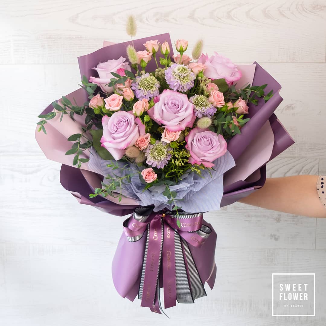 ช่อ ม่วง-ฟ้า หวาน ดอกไม้หลัก กุหลาบ คาร์เนชั่น เบญจมาศ/มัม — ผลงานร้านดอกไม้ Sweetflower by Issaree — ภาพที่ 3 จาก 3