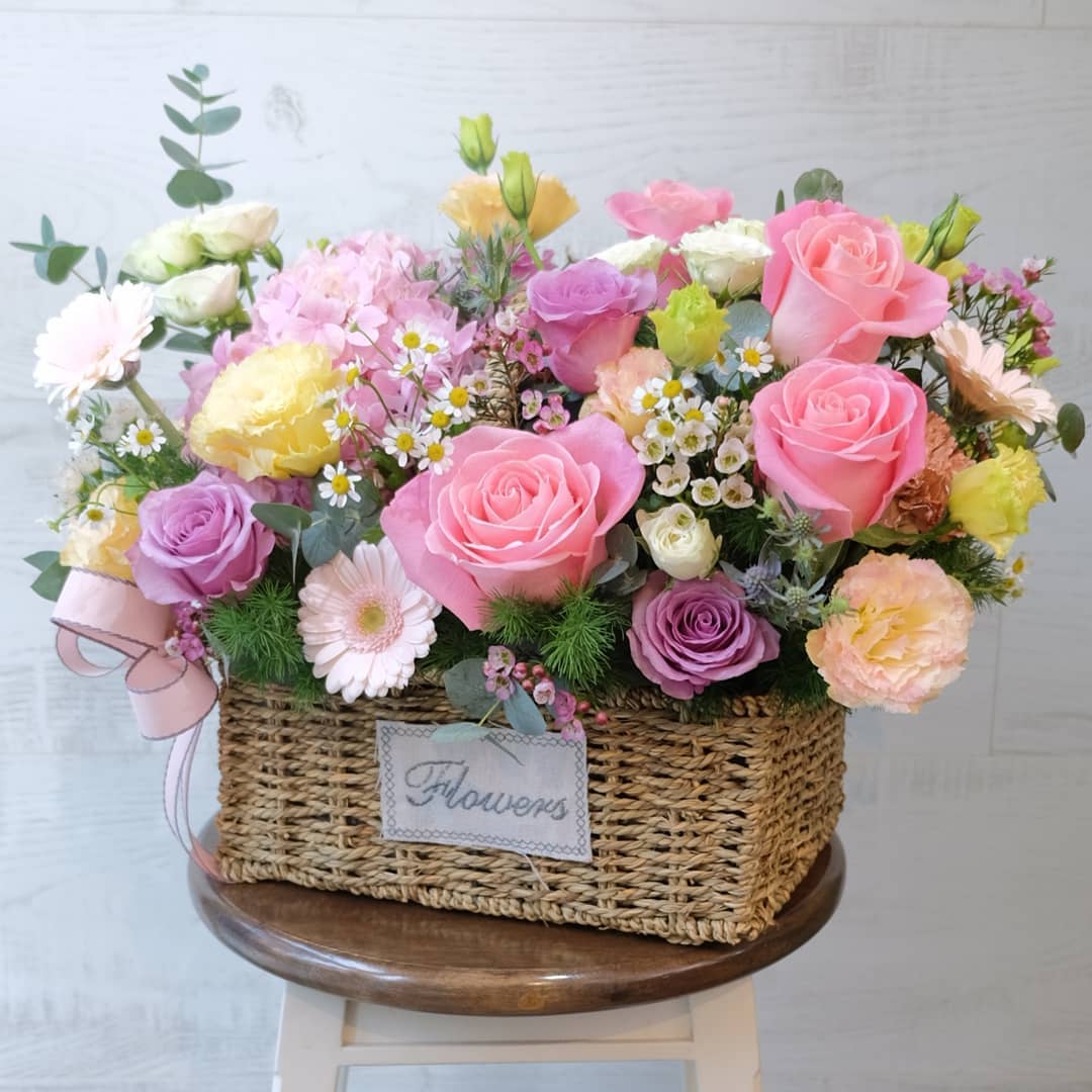 ตะกร้า พาสเทล หวาน ดอกไม้หลัก กุหลาบ คาร์เนชั่น เดซี่/มาร์กาเร็ต — ผลงานร้านดอกไม้ Sweetflower by Issaree