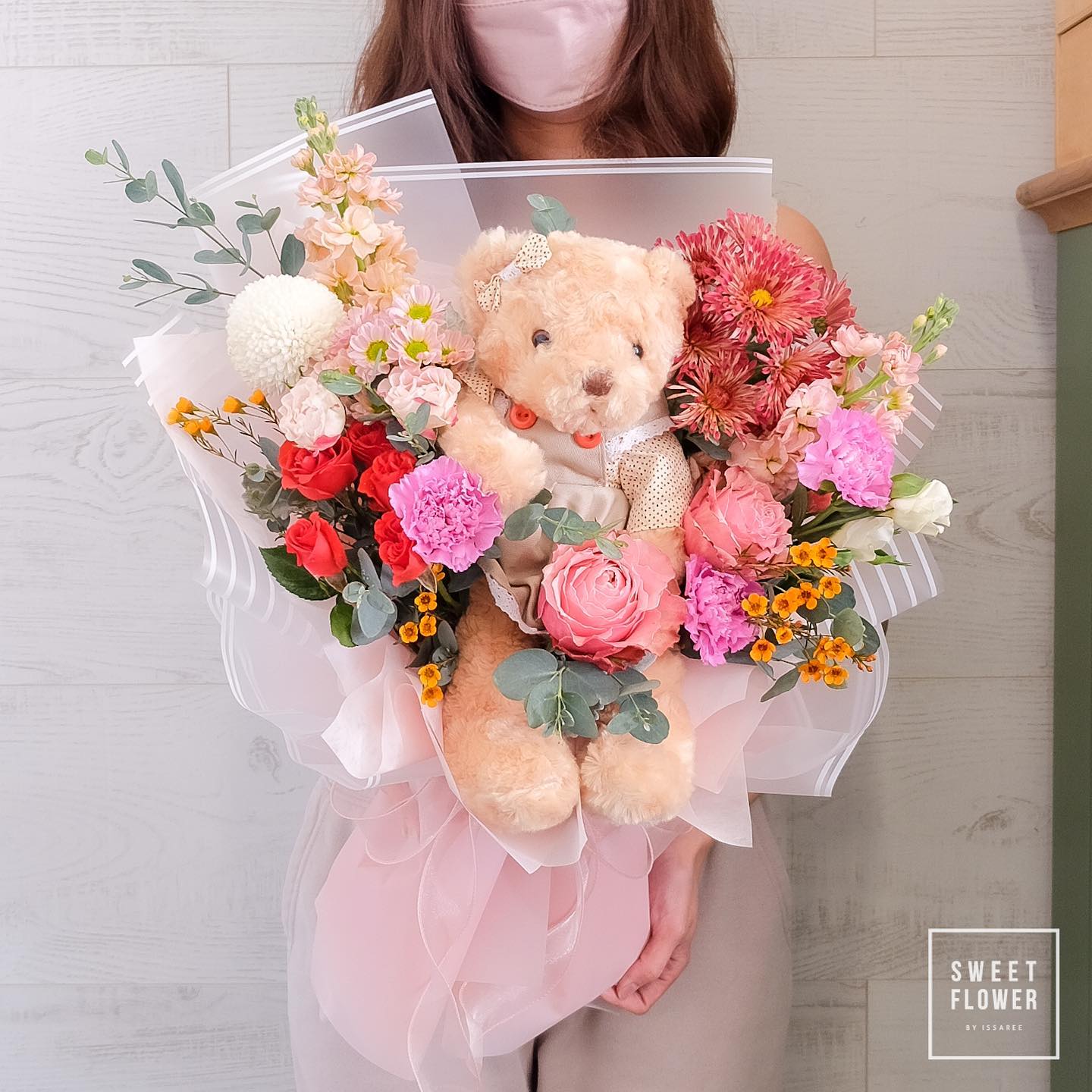 กล่อง พาสเทล สดใส ดอกไม้หลัก คาร์เนชั่น เยอบีร่า กุหลาบ — ผลงานร้านดอกไม้ Sweetflower by Issaree