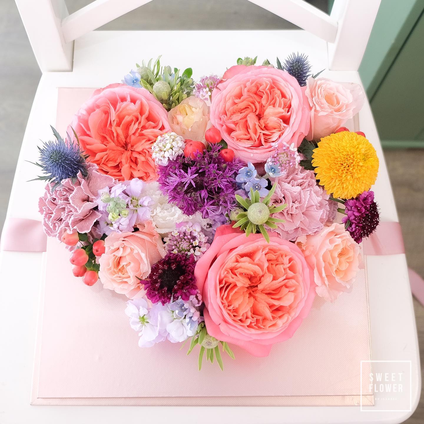 กล่อง หลากสี ดอกไม้หลัก กุหลาบ พีโอนี่ คาร์เนชั่น — ผลงานร้านดอกไม้ Sweetflower by Issaree — ภาพที่ 2 จาก 3