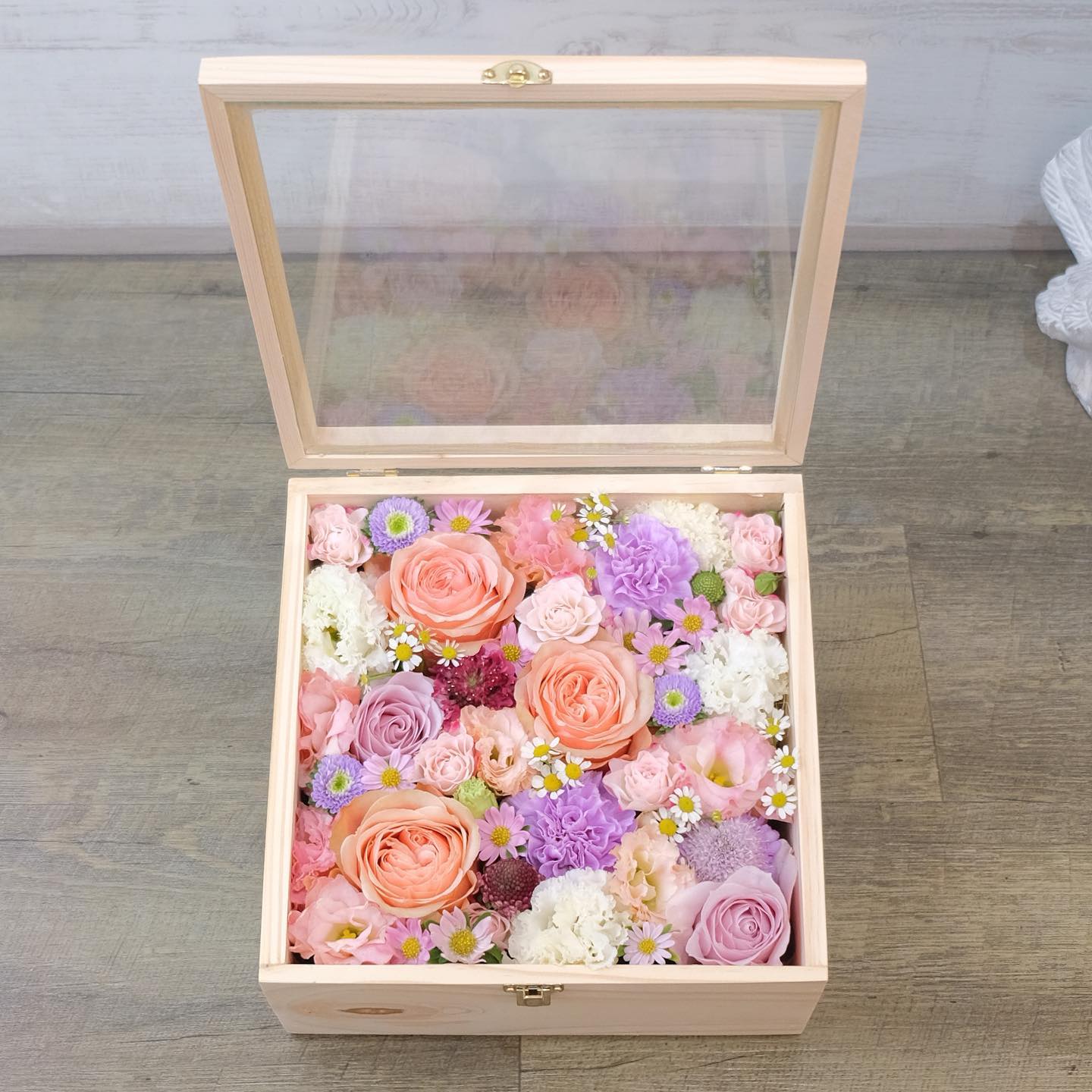 กล่อง พาสเทล หวาน ดอกไม้หลัก กุหลาบ คาร์เนชั่น เดซี่/มาร์กาเร็ต — ผลงานร้านดอกไม้ Sweetflower by Issaree — ภาพที่ 2 จาก 4