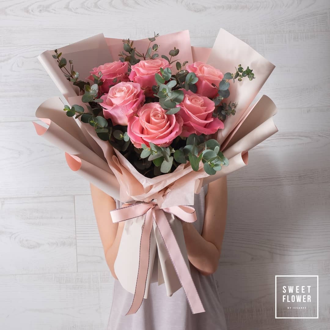ช่อ แดงโรแมนติก หวาน ดอกไม้หลัก กุหลาบ ยูคาลิปตัส/ใบไม้ — ผลงานร้านดอกไม้ Sweetflower by Issaree — ภาพที่ 2 จาก 3
