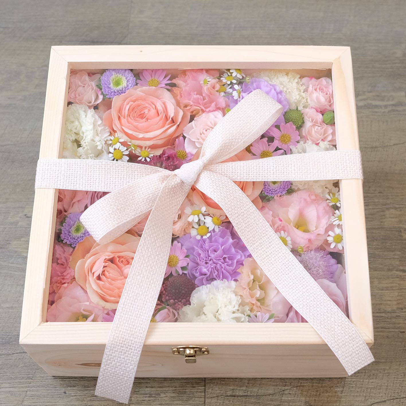 กล่อง พาสเทล หวาน ดอกไม้หลัก กุหลาบ คาร์เนชั่น เดซี่/มาร์กาเร็ต — ผลงานร้านดอกไม้ Sweetflower by Issaree — ภาพที่ 3 จาก 4