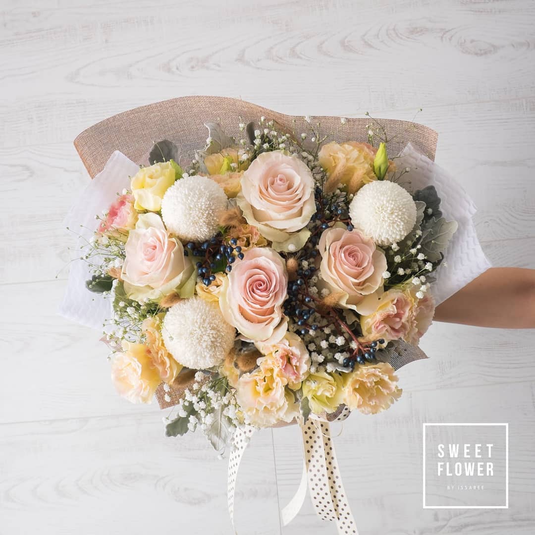 ช่อ พาสเทล หวาน ดอกไม้หลัก กุหลาบ เบญจมาศ/มัม คาร์เนชั่น — ผลงานร้านดอกไม้ Sweetflower by Issaree — ภาพที่ 2 จาก 2