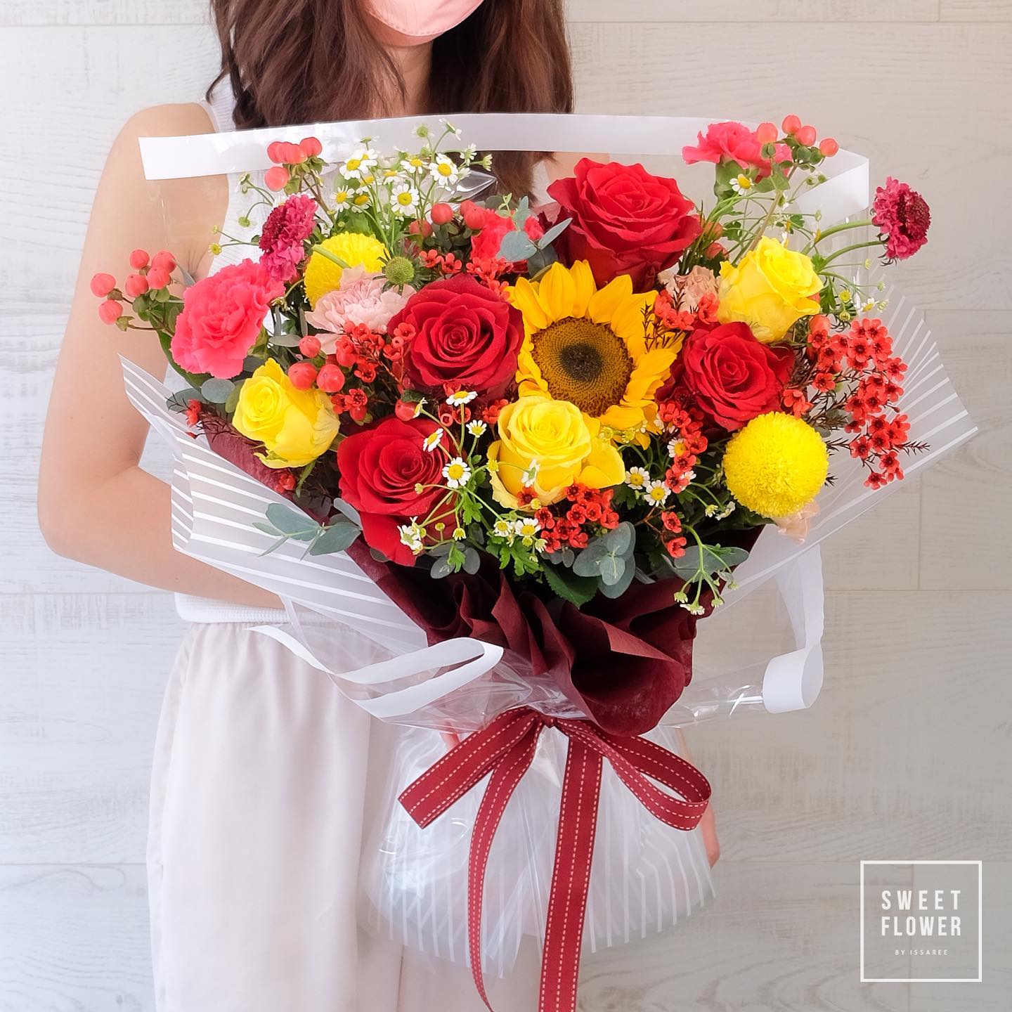 ช่อ เหลือง-ส้ม หวาน ดอกไม้หลัก กุหลาบ ทานตะวัน คาร์เนชั่น — ผลงานร้านดอกไม้ Sweetflower by Issaree