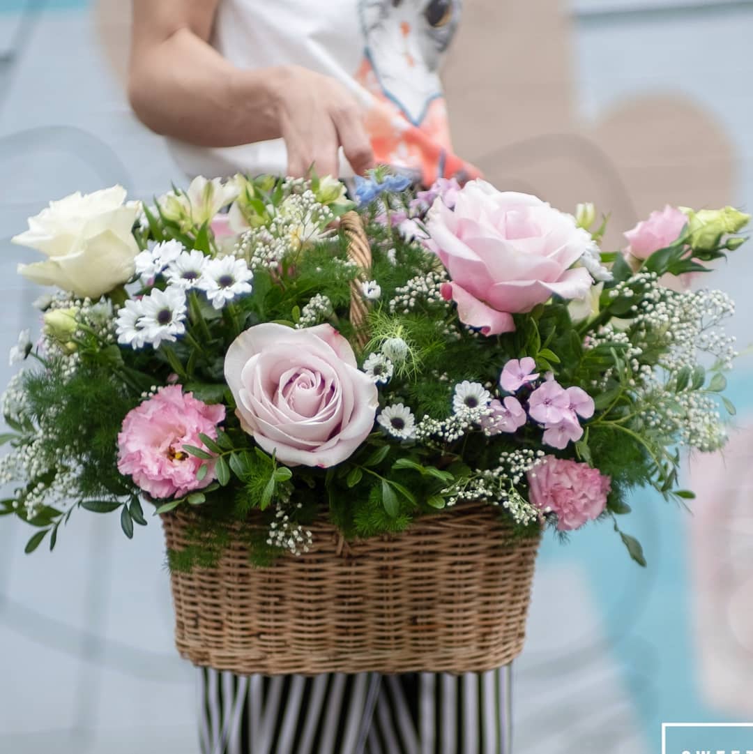 ตะกร้า พาสเทล หวาน ดอกไม้หลัก กุหลาบ คาร์เนชั่น เดซี่/มาร์กาเร็ต — ผลงานร้านดอกไม้ Sweetflower by Issaree — ภาพที่ 3 จาก 6