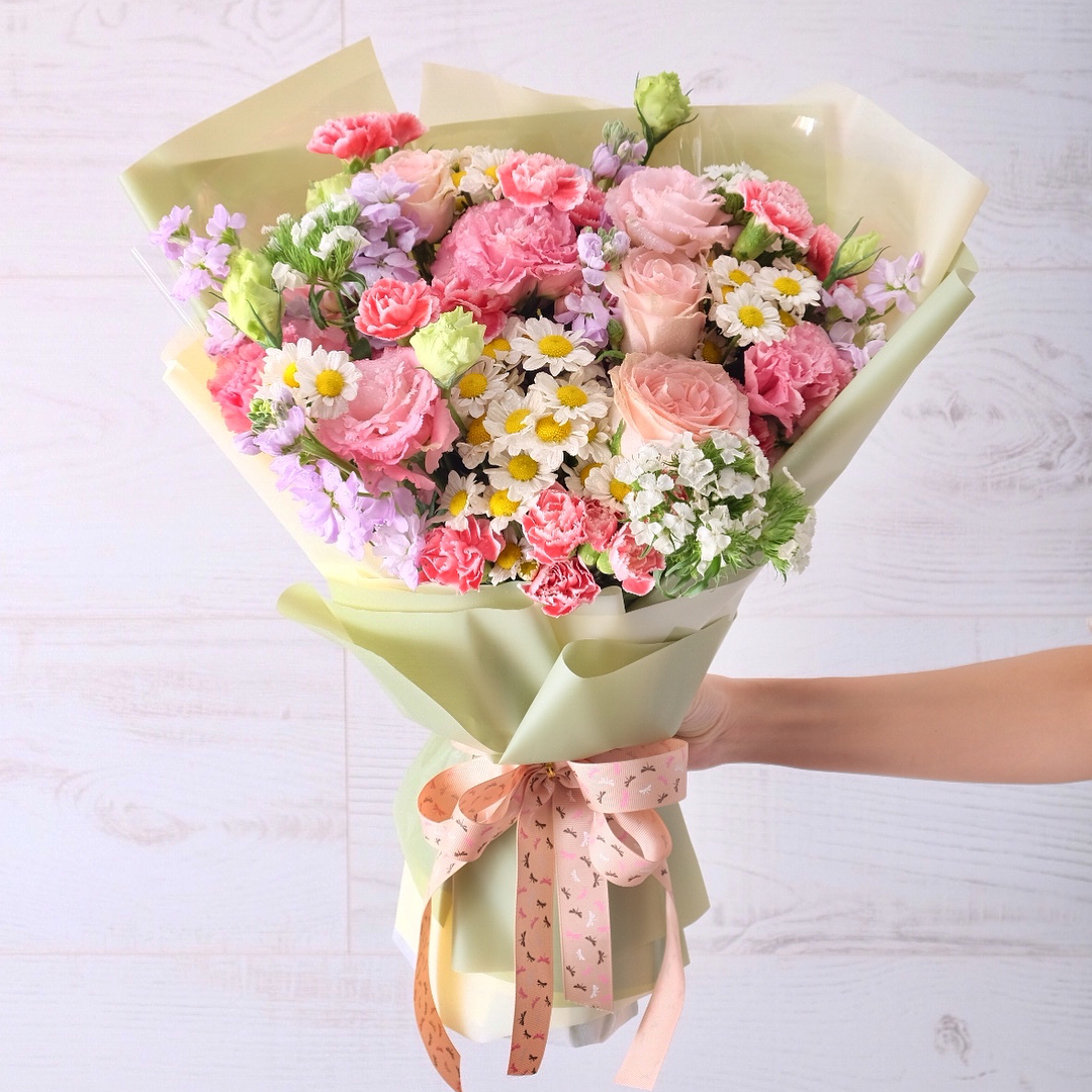 ช่อ พาสเทล หวาน ดอกไม้หลัก กุหลาบ คาร์เนชั่น เดซี่/มาร์กาเร็ต — ผลงานร้านดอกไม้ Sweetflower by Issaree — ภาพที่ 2 จาก 2