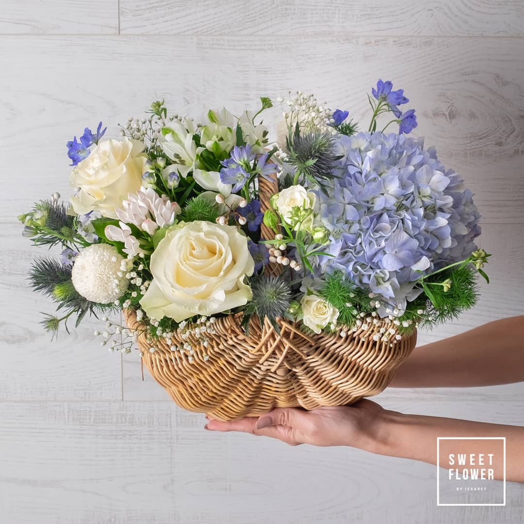 ตะกร้า ขาว-เขียว หวาน ดอกไม้หลัก กุหลาบ ไฮเดรนเยีย คาร์เนชั่น — ผลงานร้านดอกไม้ Sweetflower by Issaree — ภาพที่ 2 จาก 5