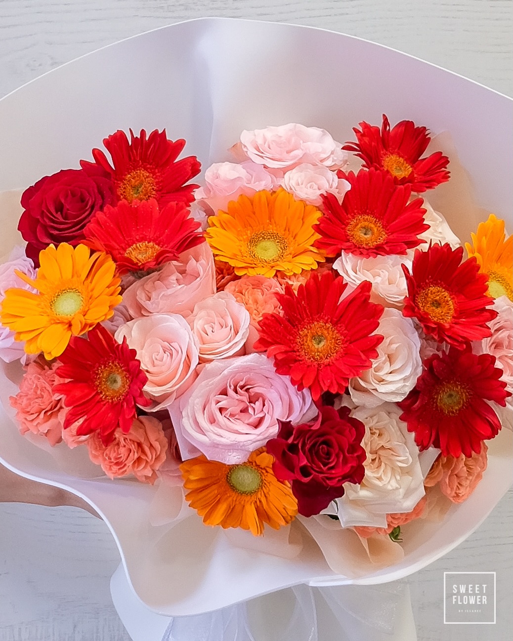 ช่อ หลากสี สดใส ดอกไม้หลัก กุหลาบ เยอบีร่า — ผลงานร้านดอกไม้ Sweetflower by Issaree — ภาพที่ 2 จาก 3