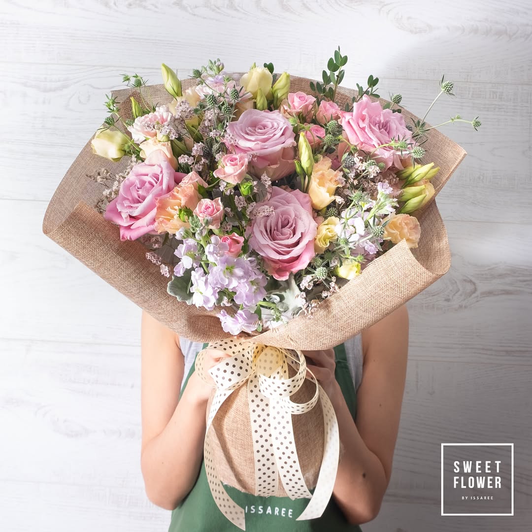 ช่อ พาสเทล หวาน ดอกไม้หลัก กุหลาบ ลิลลี่ คาร์เนชั่น — ผลงานร้านดอกไม้ Sweetflower by Issaree — ภาพที่ 2 จาก 2