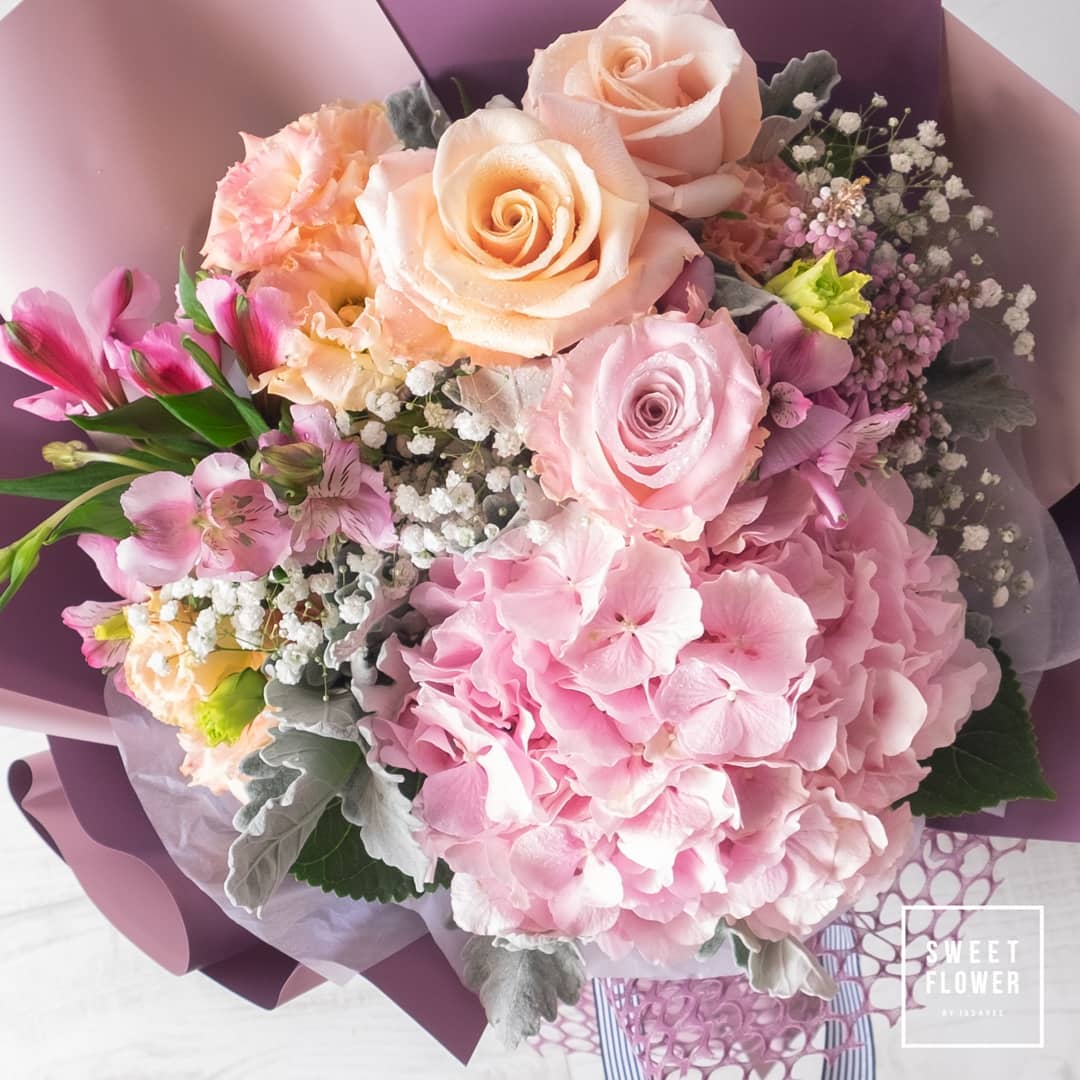 ช่อ พาสเทล หวาน ดอกไม้หลัก กุหลาบ ไฮเดรนเยีย คาร์เนชั่น — ผลงานร้านดอกไม้ Sweetflower by Issaree