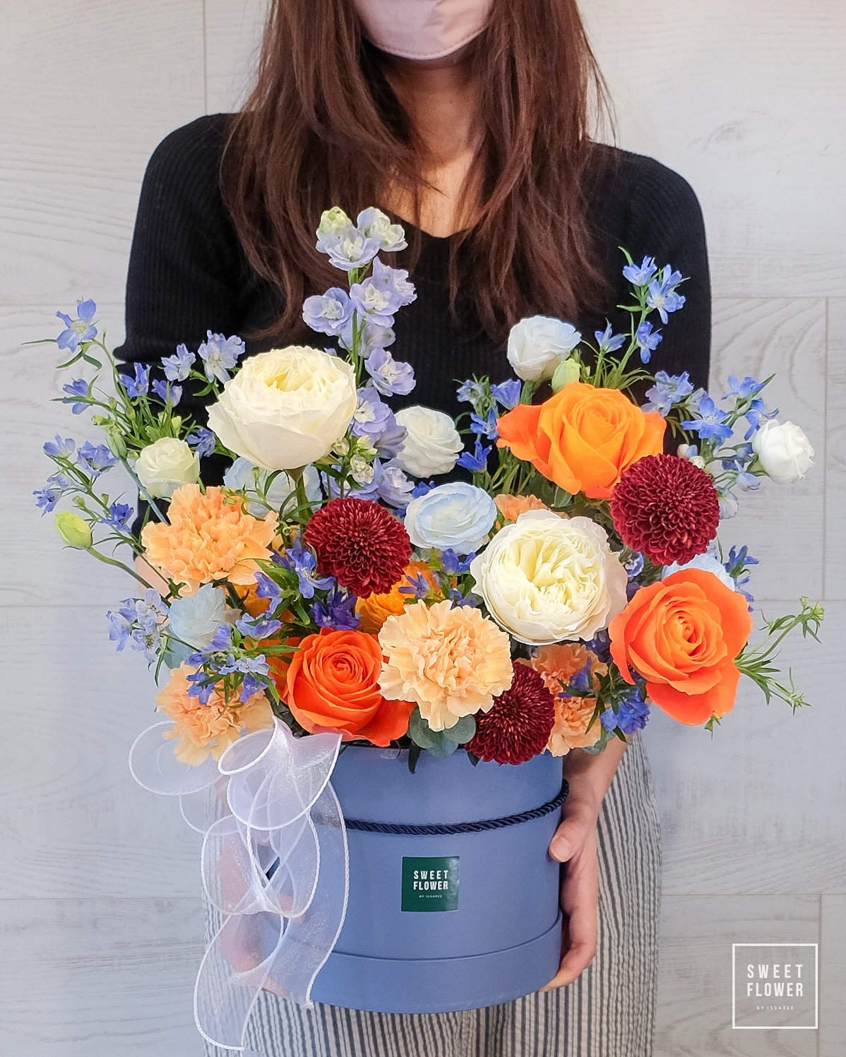 กล่อง หลากสี สดใส ดอกไม้หลัก กุหลาบ คาร์เนชั่น อื่นๆ — ผลงานร้านดอกไม้ Sweetflower by Issaree — ภาพที่ 3 จาก 5