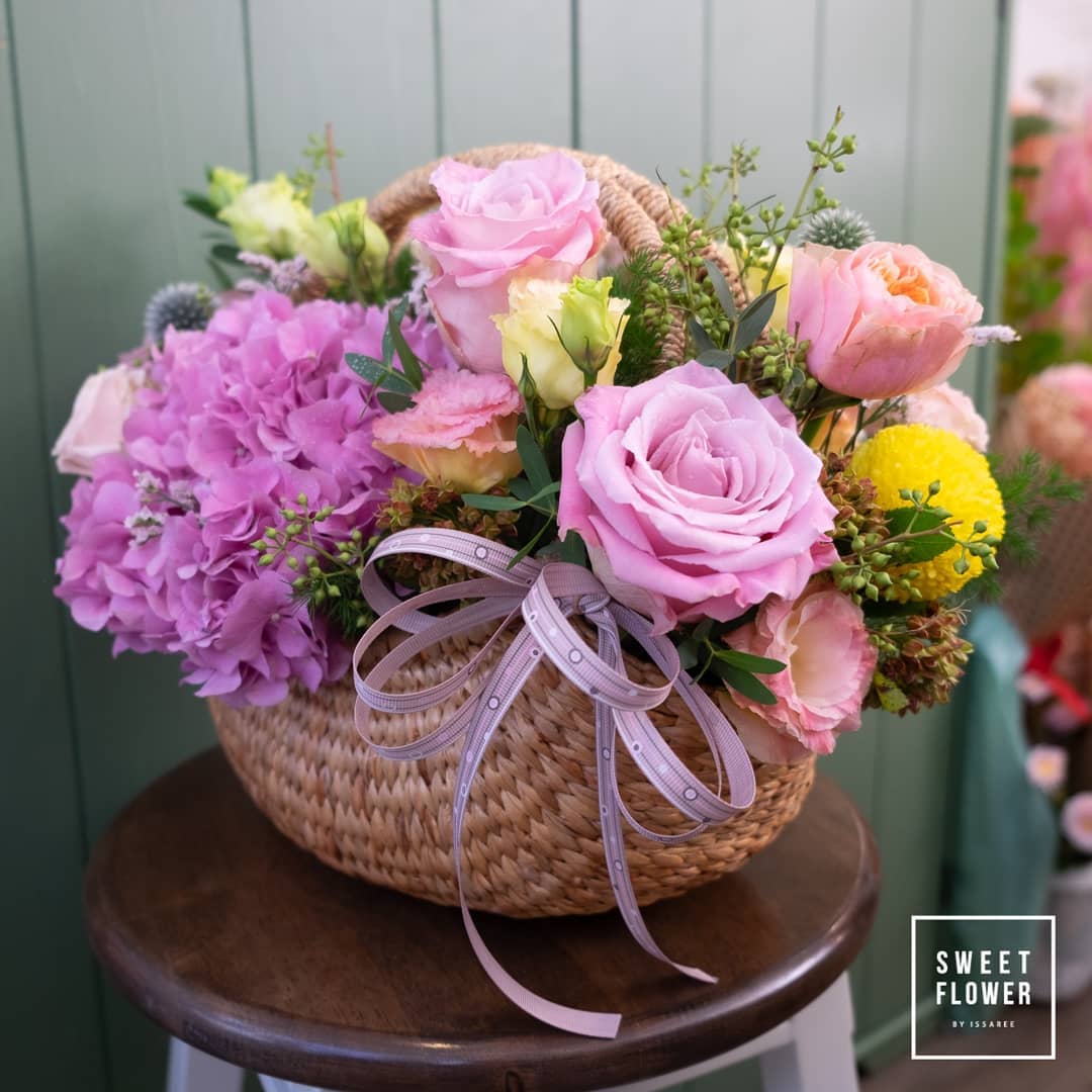 ตะกร้า พาสเทล หวาน ดอกไม้หลัก กุหลาบ ไฮเดรนเยีย เบญจมาศ/มัม — ผลงานร้านดอกไม้ Sweetflower by Issaree