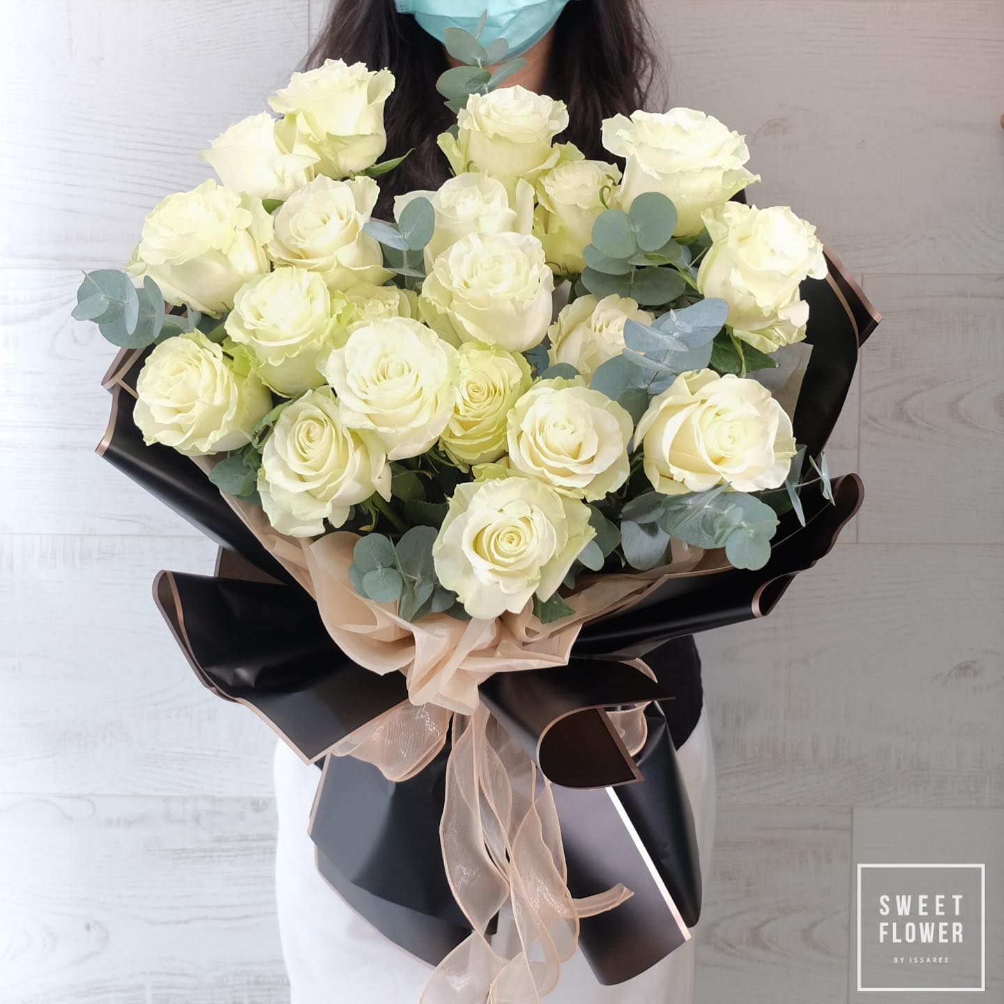 กล่อง ขาว-เขียว หวาน ดอกไม้หลัก กุหลาบ ยูคาลิปตัส/ใบไม้ — ผลงานร้านดอกไม้ Sweetflower by Issaree