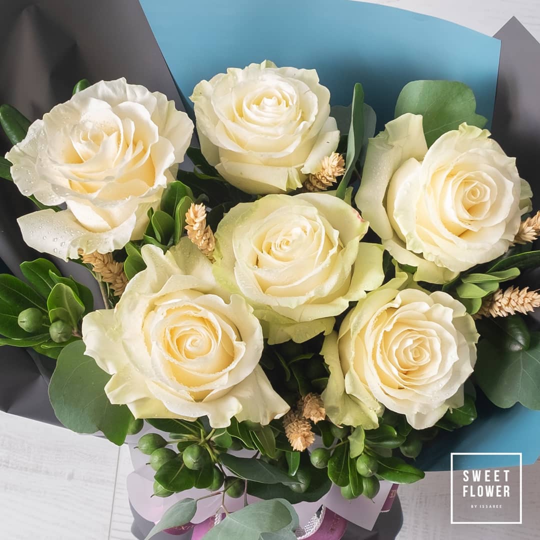 ช่อ ขาว-เขียว หวาน ดอกไม้หลัก กุหลาบ ยูคาลิปตัส/ใบไม้ — ผลงานร้านดอกไม้ Sweetflower by Issaree — ภาพที่ 2 จาก 2