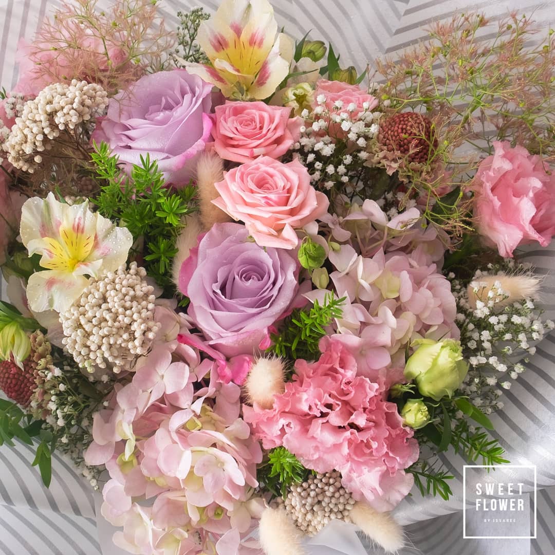 ช่อ พาสเทล หวาน ดอกไม้หลัก กุหลาบ ไฮเดรนเยีย คาร์เนชั่น — ผลงานร้านดอกไม้ Sweetflower by Issaree — ภาพที่ 3 จาก 4
