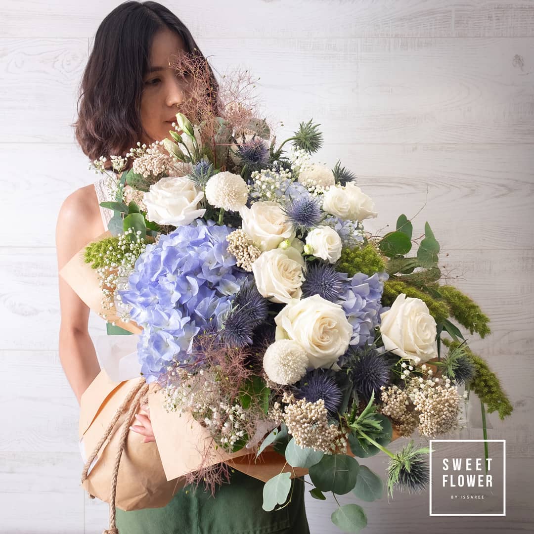 ช่อ ม่วง-ฟ้า หวาน ดอกไม้หลัก ไฮเดรนเยีย กุหลาบ คาร์เนชั่น — ผลงานร้านดอกไม้ Sweetflower by Issaree