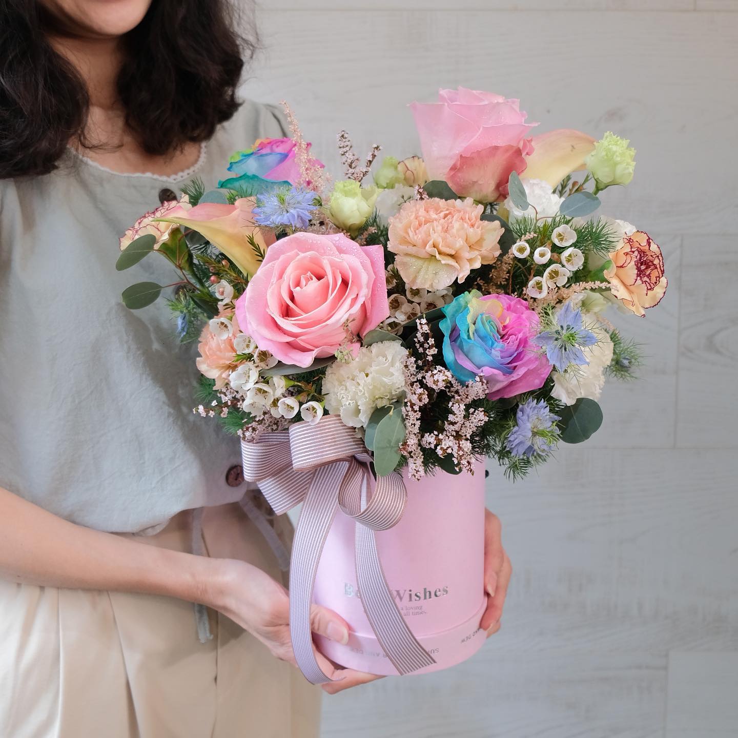 กล่อง พาสเทล หวาน ดอกไม้หลัก กุหลาบ คาร์เนชั่น เดซี่/มาร์กาเร็ต — ผลงานร้านดอกไม้ Sweetflower by Issaree — ภาพที่ 4 จาก 6