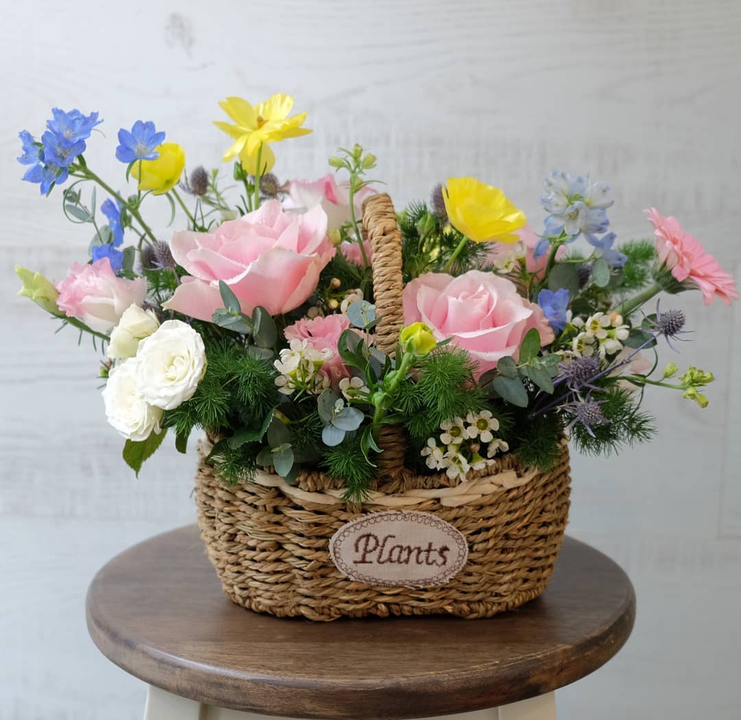 ตะกร้า หลากสี หวาน ดอกไม้หลัก กุหลาบ เดซี่/มาร์กาเร็ต คาร์เนชั่น — ผลงานร้านดอกไม้ Sweetflower by Issaree — ภาพที่ 2 จาก 7