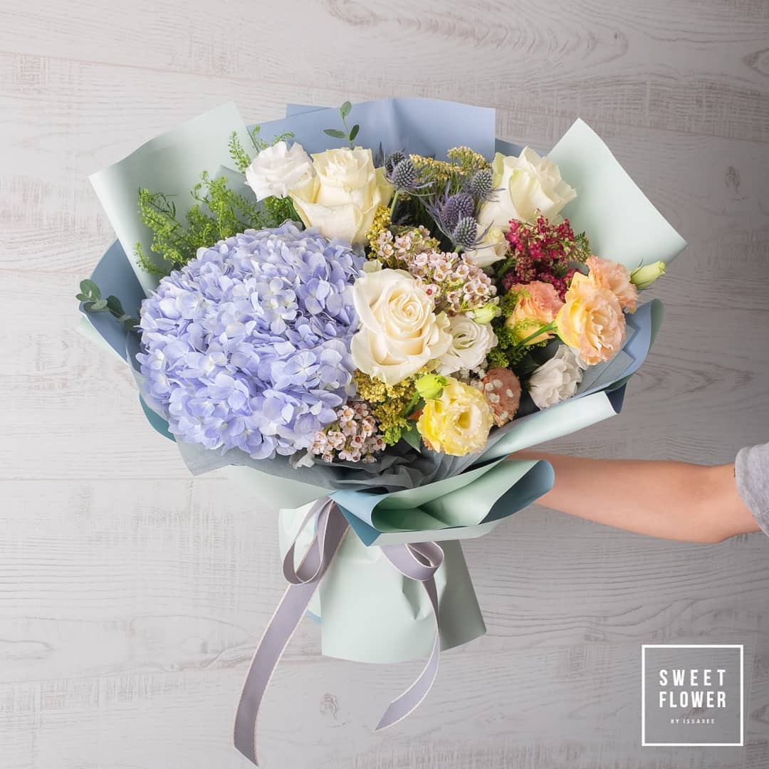 ช่อ ม่วง-ฟ้า หวาน ดอกไม้หลัก ไฮเดรนเยีย กุหลาบ คาร์เนชั่น — ผลงานร้านดอกไม้ Sweetflower by Issaree