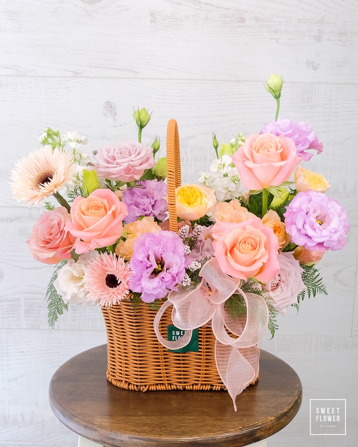 ตะกร้า พาสเทล หวาน ดอกไม้หลัก กุหลาบ เยอบีร่า คาร์เนชั่น — ผลงานร้านดอกไม้ Sweetflower by Issaree