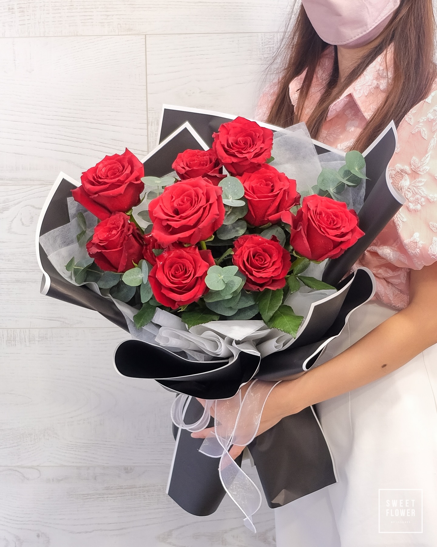 ช่อ แดงโรแมนติก คลาสสิก ดอกไม้หลัก กุหลาบ ยูคาลิปตัส/ใบไม้ — ผลงานร้านดอกไม้ Sweetflower by Issaree — ภาพที่ 2 จาก 8