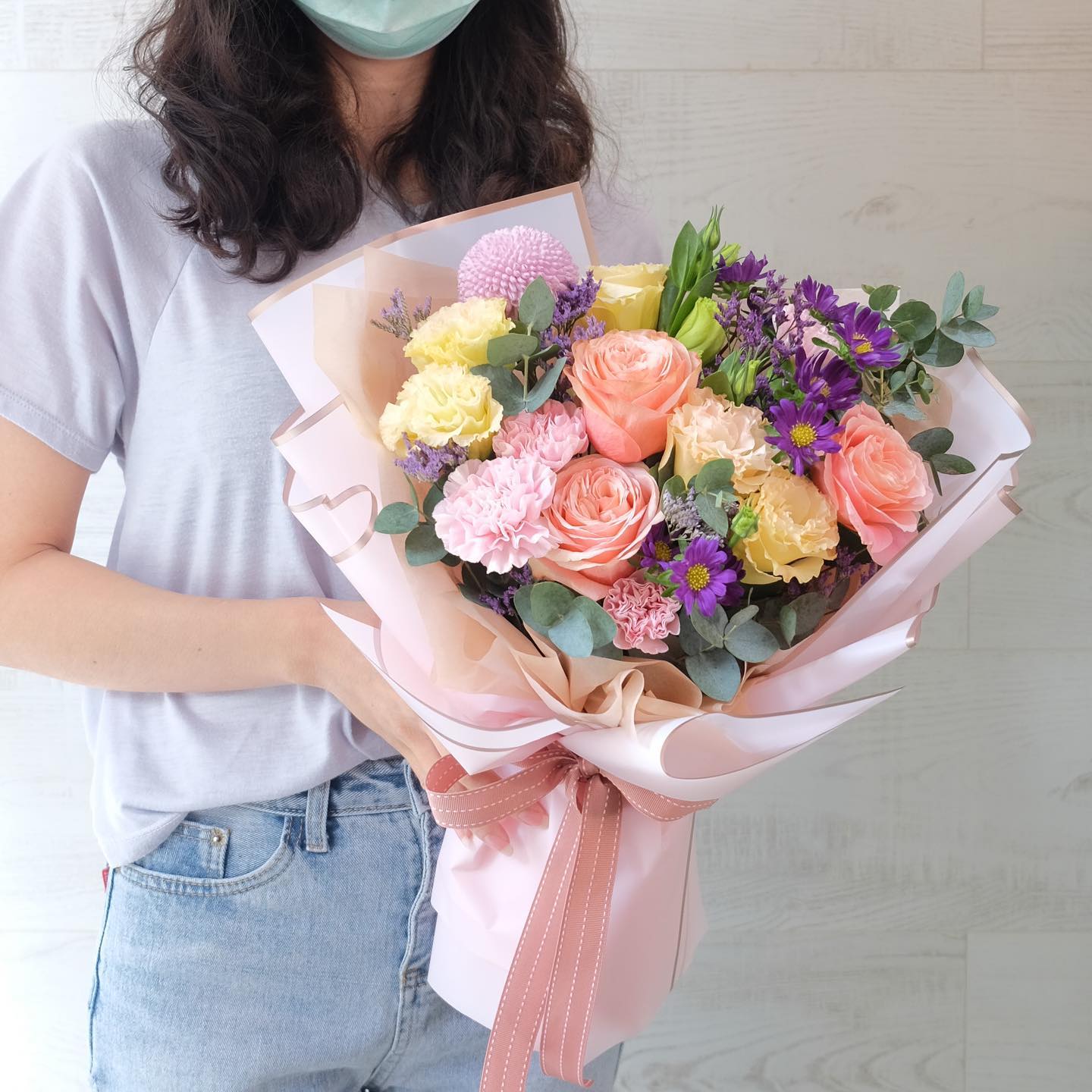ช่อ หลากสี หวาน ดอกไม้หลัก กุหลาบ คาร์เนชั่น เบญจมาศ/มัม — ผลงานร้านดอกไม้ Sweetflower by Issaree — ภาพที่ 1 จาก 2