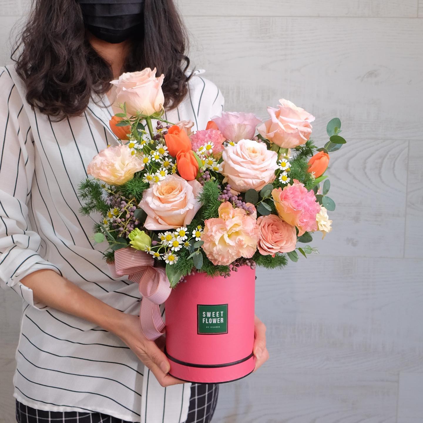 กล่อง พาสเทล หวาน ดอกไม้หลัก กุหลาบ ทิวลิป คาร์เนชั่น — ผลงานร้านดอกไม้ Sweetflower by Issaree — ภาพที่ 3 จาก 5