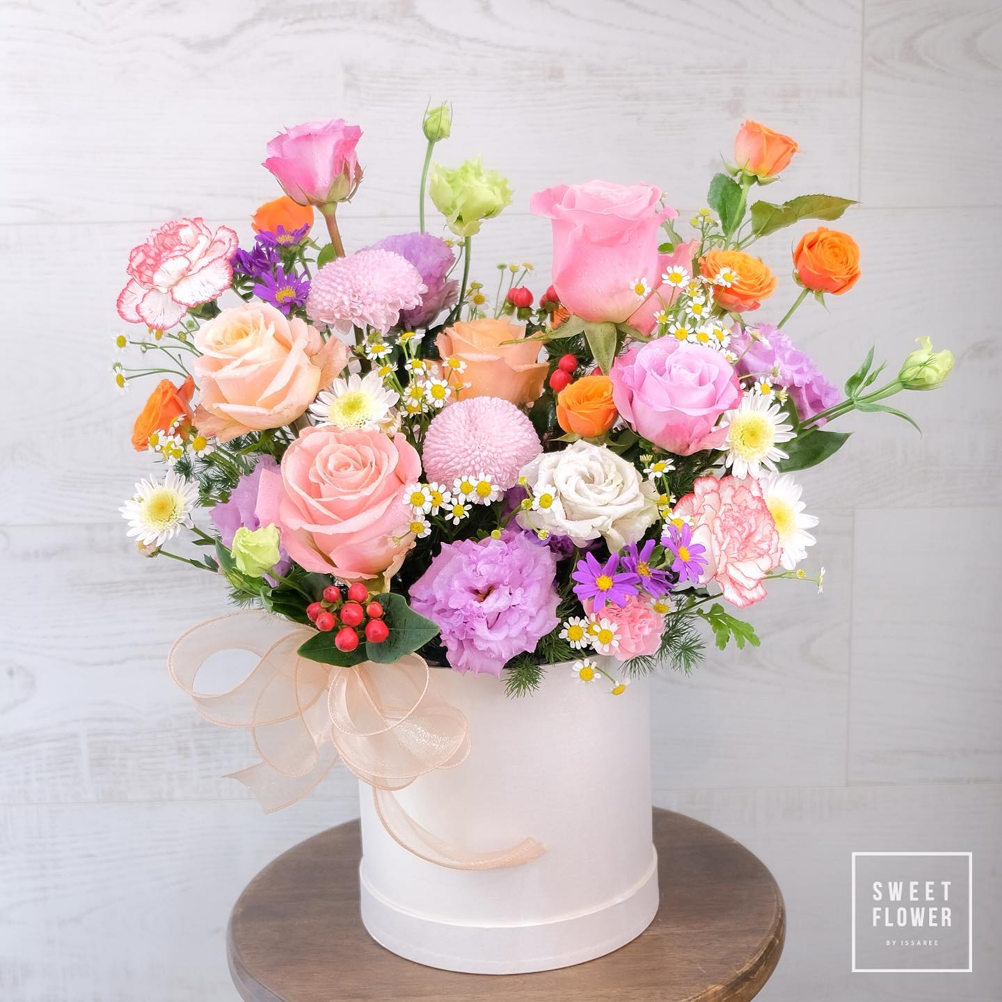 กล่อง หลากสี หวาน ดอกไม้หลัก กุหลาบ คาร์เนชั่น เบญจมาศ/มัม — ผลงานร้านดอกไม้ Sweetflower by Issaree