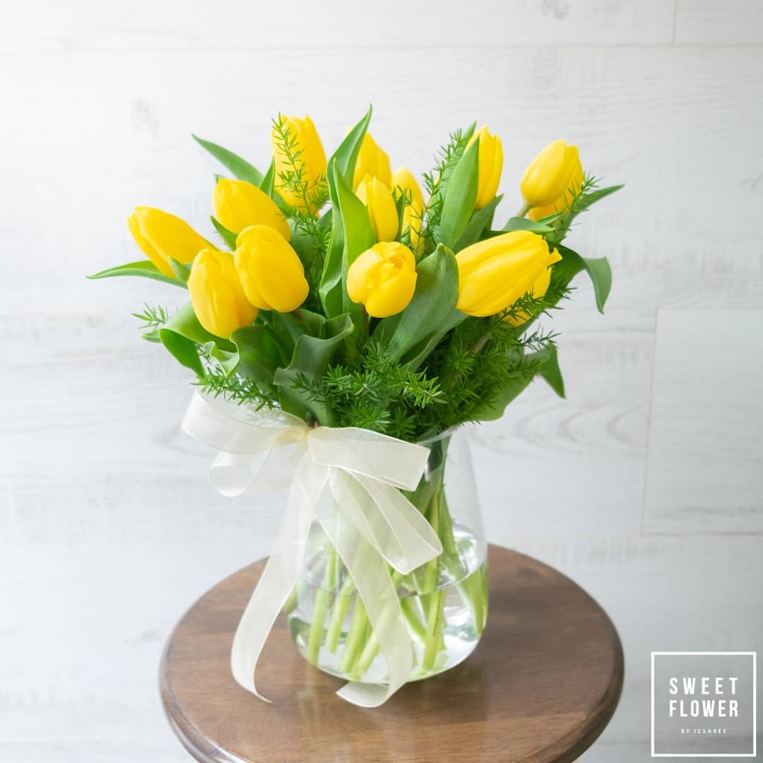 แจกัน เหลือง-ส้ม หวาน ดอกไม้หลัก ทิวลิป ยูคาลิปตัส/ใบไม้ — ผลงานร้านดอกไม้ Sweetflower by Issaree