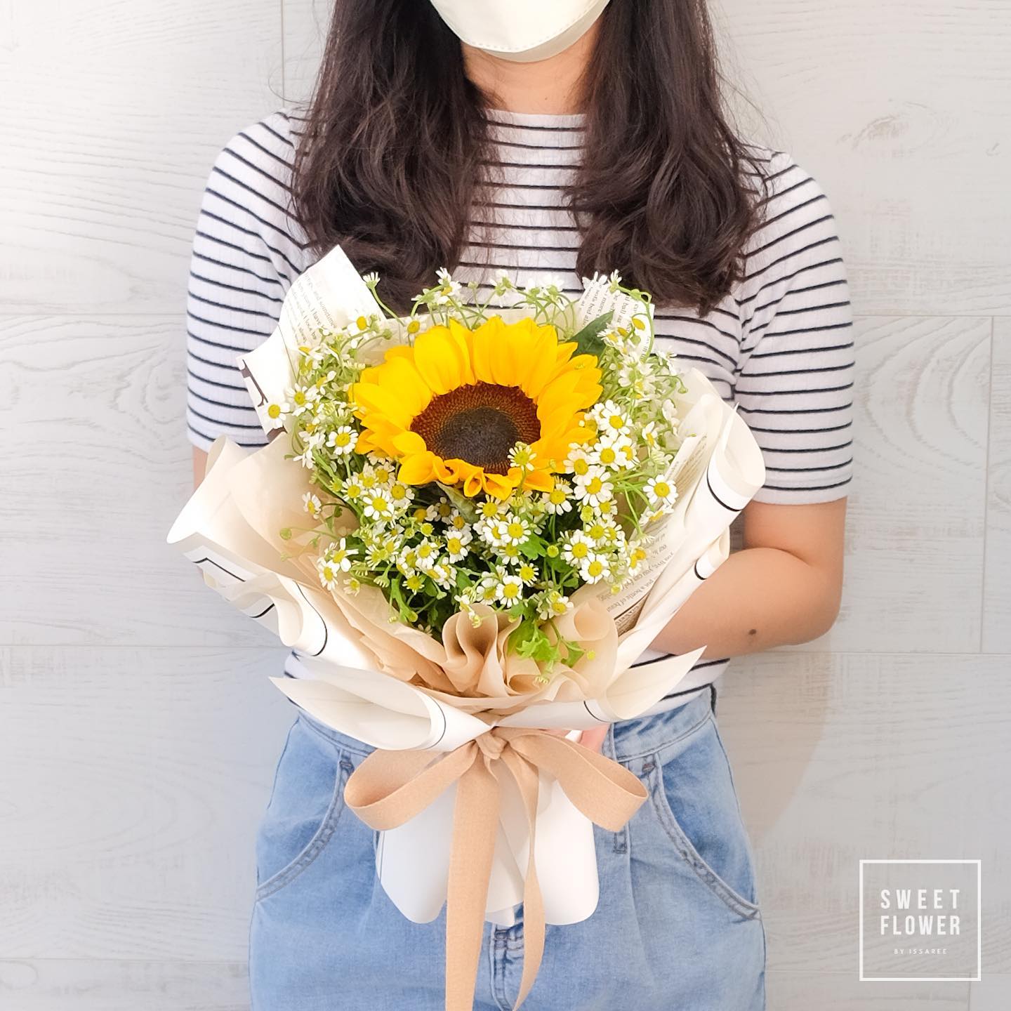 ช่อ เหลือง-ส้ม หวาน ดอกไม้หลัก ทานตะวัน เดซี่/มาร์กาเร็ต เบบี้บรีธ/ยิปโซ — ผลงานร้านดอกไม้ Sweetflower by Issaree