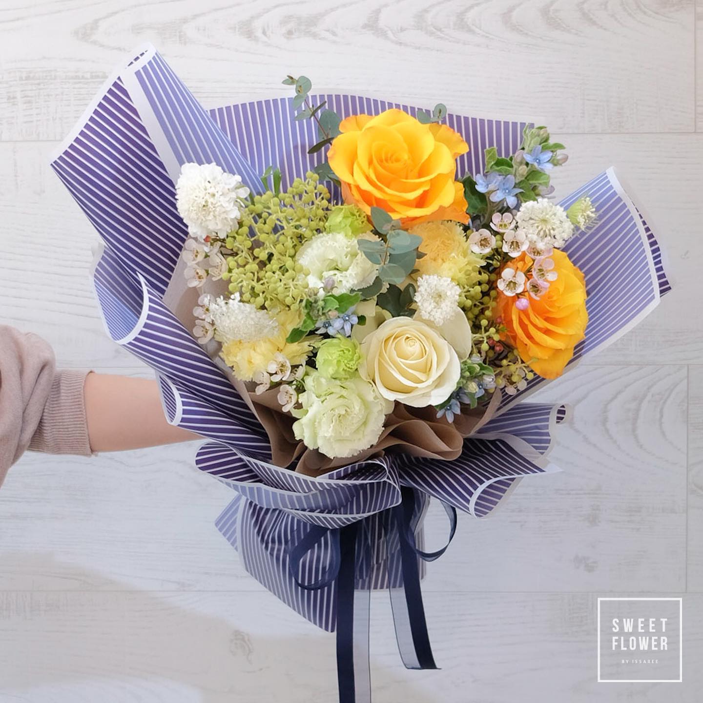 ช่อ เหลือง-ส้ม หวาน ดอกไม้หลัก กุหลาบ คาร์เนชั่น ไฮเดรนเยีย — ผลงานร้านดอกไม้ Sweetflower by Issaree