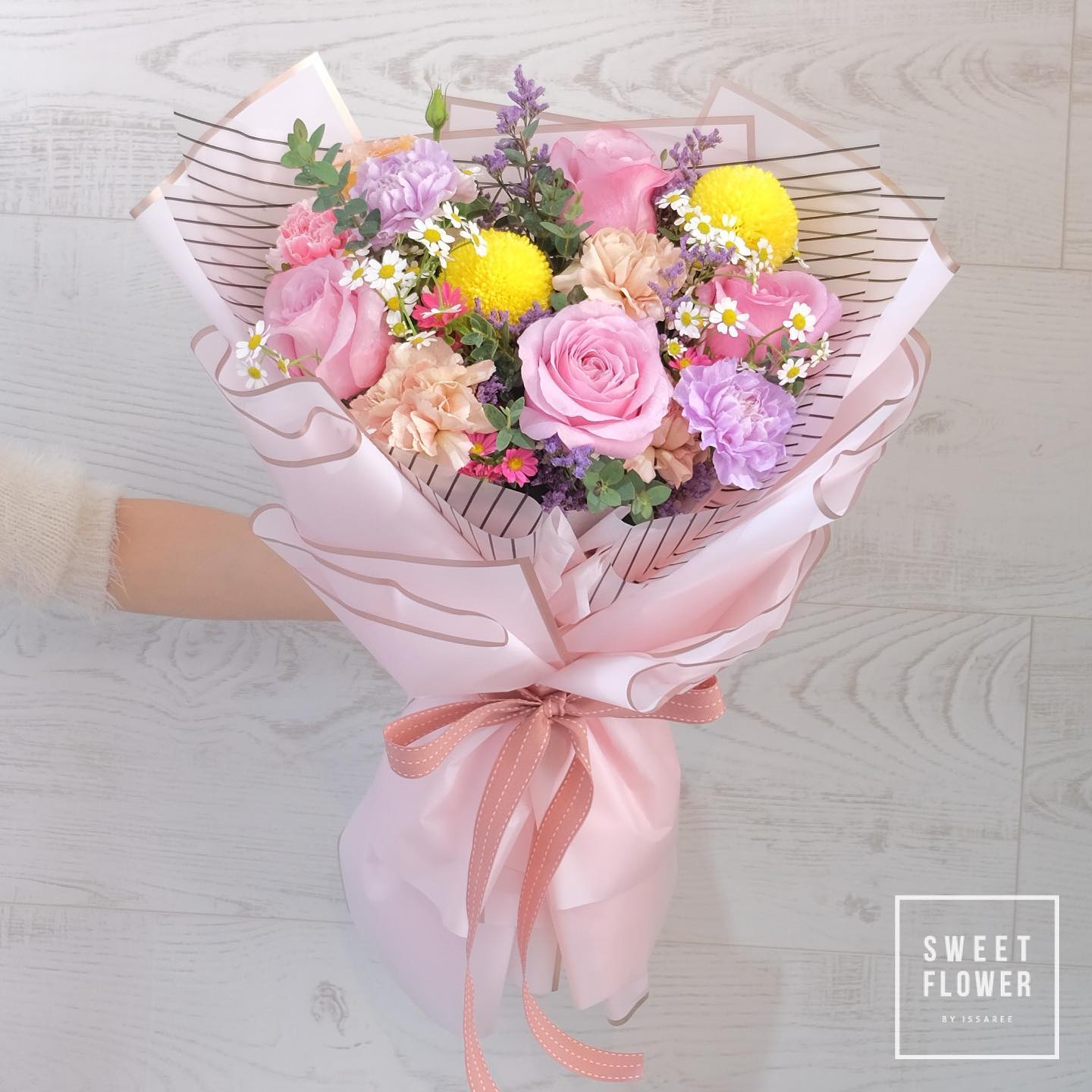ช่อ หลากสี หวาน ดอกไม้หลัก กุหลาบ คาร์เนชั่น เบญจมาศ/มัม — ผลงานร้านดอกไม้ Sweetflower by Issaree — ภาพที่ 3 จาก 4