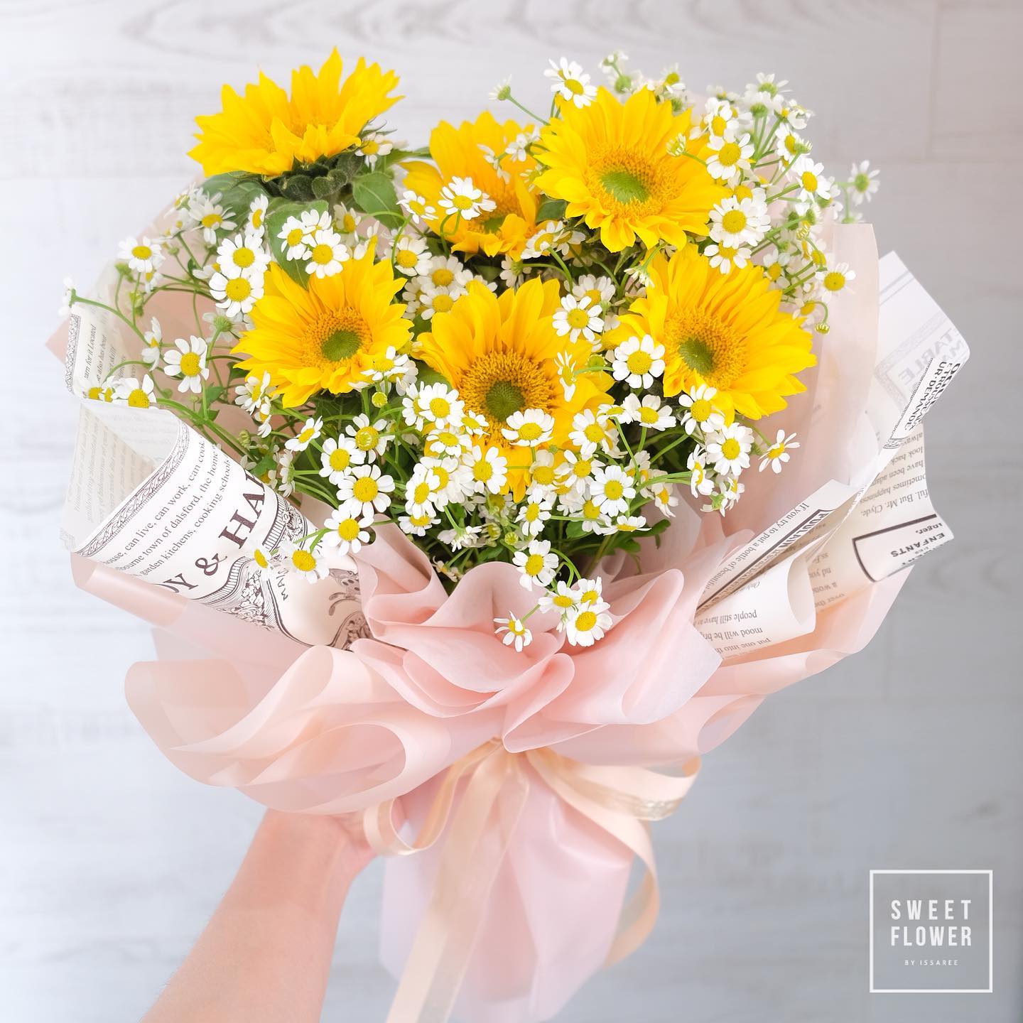 ช่อ เหลือง-ส้ม หวาน ดอกไม้หลัก ทานตะวัน เดซี่/มาร์กาเร็ต — ผลงานร้านดอกไม้ Sweetflower by Issaree