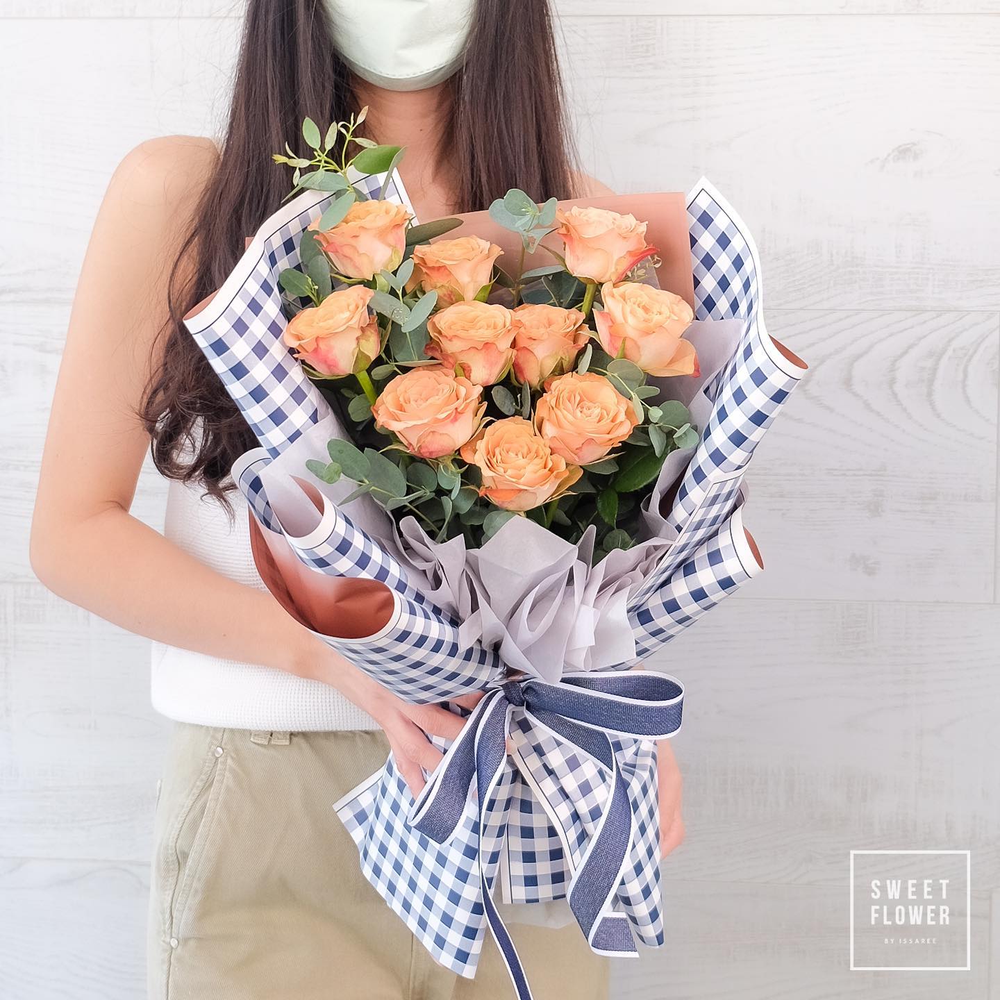 ช่อ เหลือง-ส้ม หวาน ดอกไม้หลัก กุหลาบ ยูคาลิปตัส/ใบไม้ — ผลงานร้านดอกไม้ Sweetflower by Issaree
