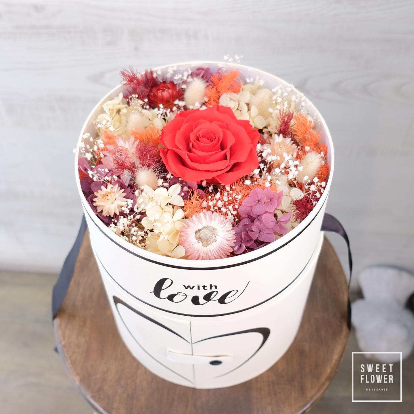 กล่อง แดงโรแมนติก ดอกไม้หลัก กุหลาบ เยอบีร่า เบญจมาศ/มัม — ผลงานร้านดอกไม้ Sweetflower by Issaree — ภาพที่ 4 จาก 5