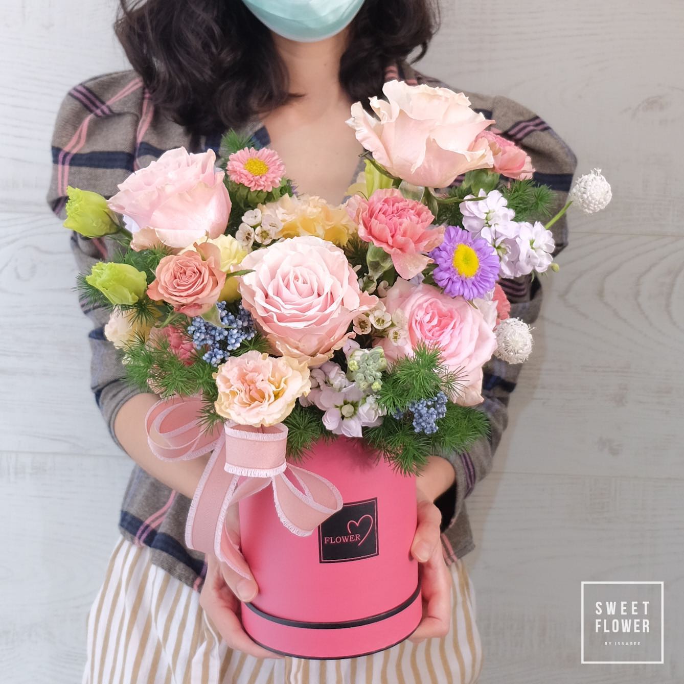 กล่อง พาสเทล หวาน ดอกไม้หลัก กุหลาบ พีโอนี่ เดซี่/มาร์กาเร็ต — ผลงานร้านดอกไม้ Sweetflower by Issaree