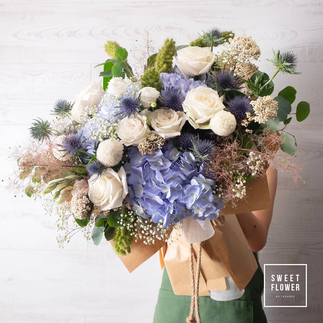 ช่อ ม่วง-ฟ้า หวาน ดอกไม้หลัก ไฮเดรนเยีย กุหลาบ คาร์เนชั่น — ผลงานร้านดอกไม้ Sweetflower by Issaree — ภาพที่ 2 จาก 6