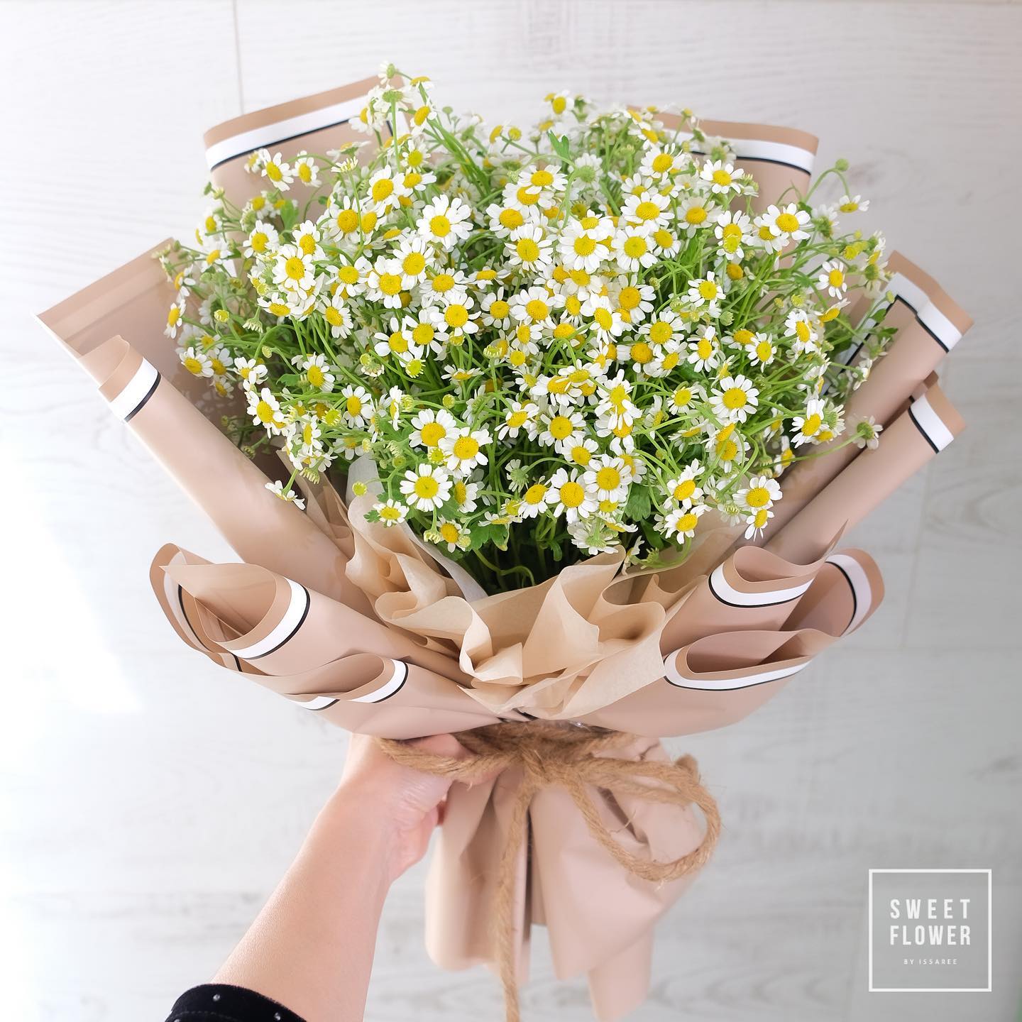 ช่อ เหลือง-ส้ม หวาน ดอกไม้หลัก เดซี่/มาร์กาเร็ต — ผลงานร้านดอกไม้ Sweetflower by Issaree