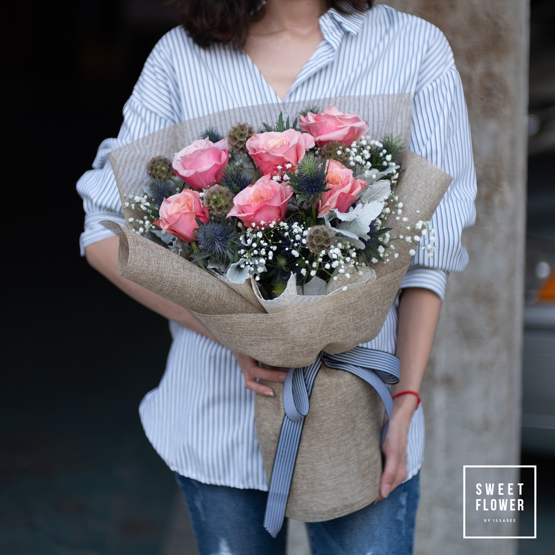 ช่อ เหลือง-ส้ม หวาน ดอกไม้หลัก กุหลาบ เบบี้บรีธ/ยิปโซ เบญจมาศ/มัม — ผลงานร้านดอกไม้ Sweetflower by Issaree — ภาพที่ 2 จาก 4
