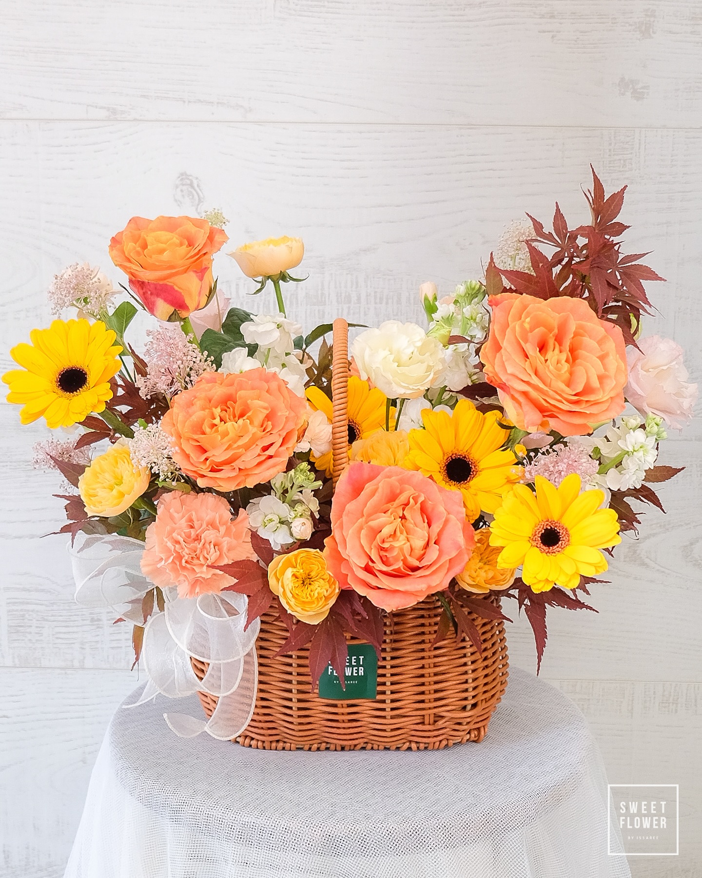 ตะกร้า เหลือง-ส้ม สดใส ดอกไม้หลัก กุหลาบ เยอบีร่า คาร์เนชั่น — ผลงานร้านดอกไม้ Sweetflower by Issaree
