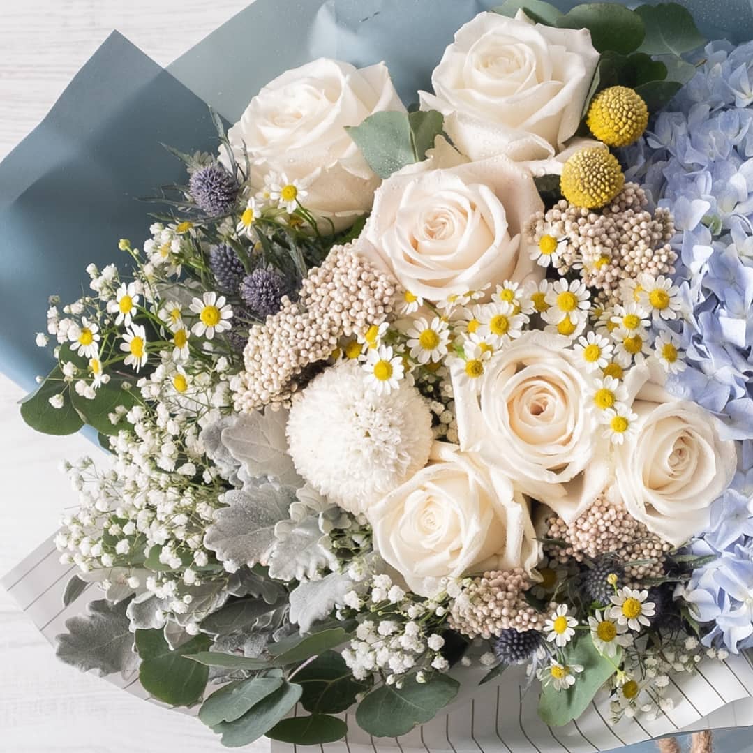 ช่อ ม่วง-ฟ้า หวาน ดอกไม้หลัก กุหลาบ ไฮเดรนเยีย คาร์เนชั่น — ผลงานร้านดอกไม้ Sweetflower by Issaree — ภาพที่ 2 จาก 3