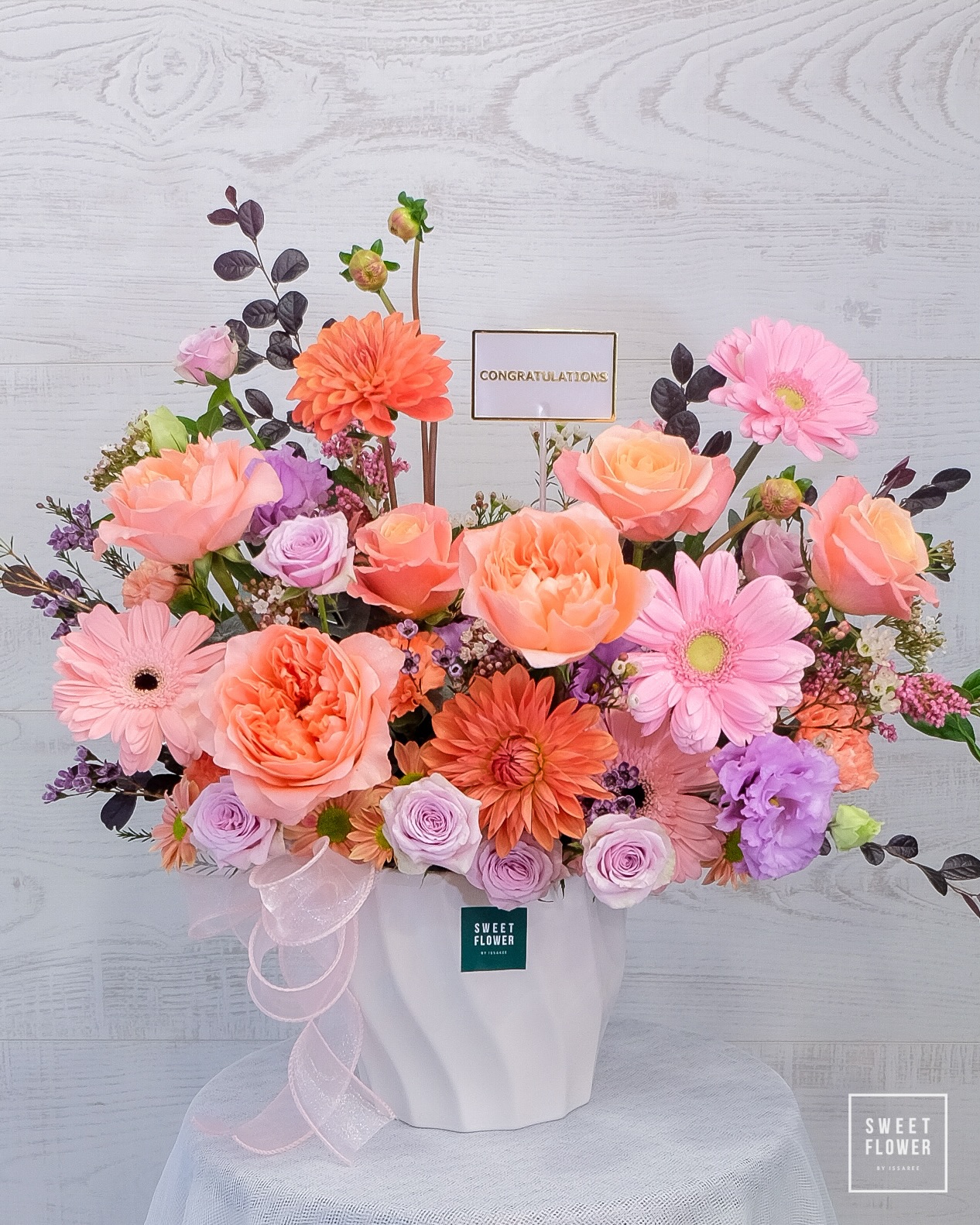 แจกัน พาสเทล หวาน ดอกไม้หลัก กุหลาบ เยอบีร่า กุหลาบเอกวาดอร์ — ผลงานร้านดอกไม้ Sweetflower by Issaree