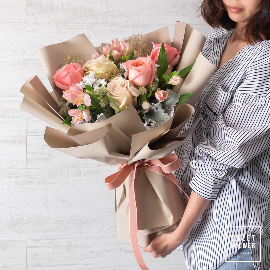 ช่อ พาสเทล หวาน ดอกไม้หลัก กุหลาบ ทิวลิป คาร์เนชั่น — ผลงานร้านดอกไม้ Sweetflower by Issaree — ภาพที่ 2 จาก 2