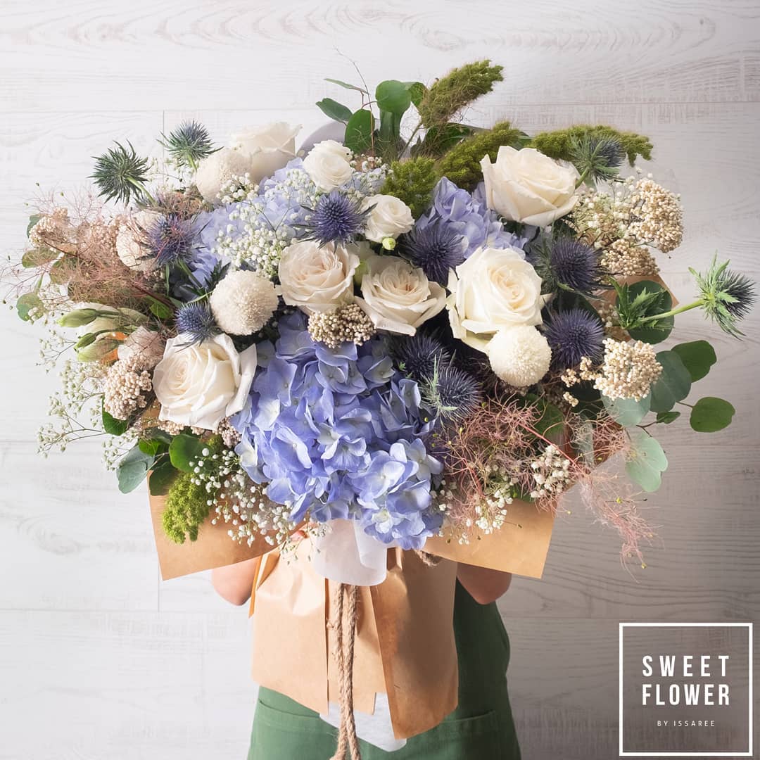 ช่อ ม่วง-ฟ้า หวาน ดอกไม้หลัก ไฮเดรนเยีย กุหลาบ คาร์เนชั่น — ผลงานร้านดอกไม้ Sweetflower by Issaree — ภาพที่ 3 จาก 6