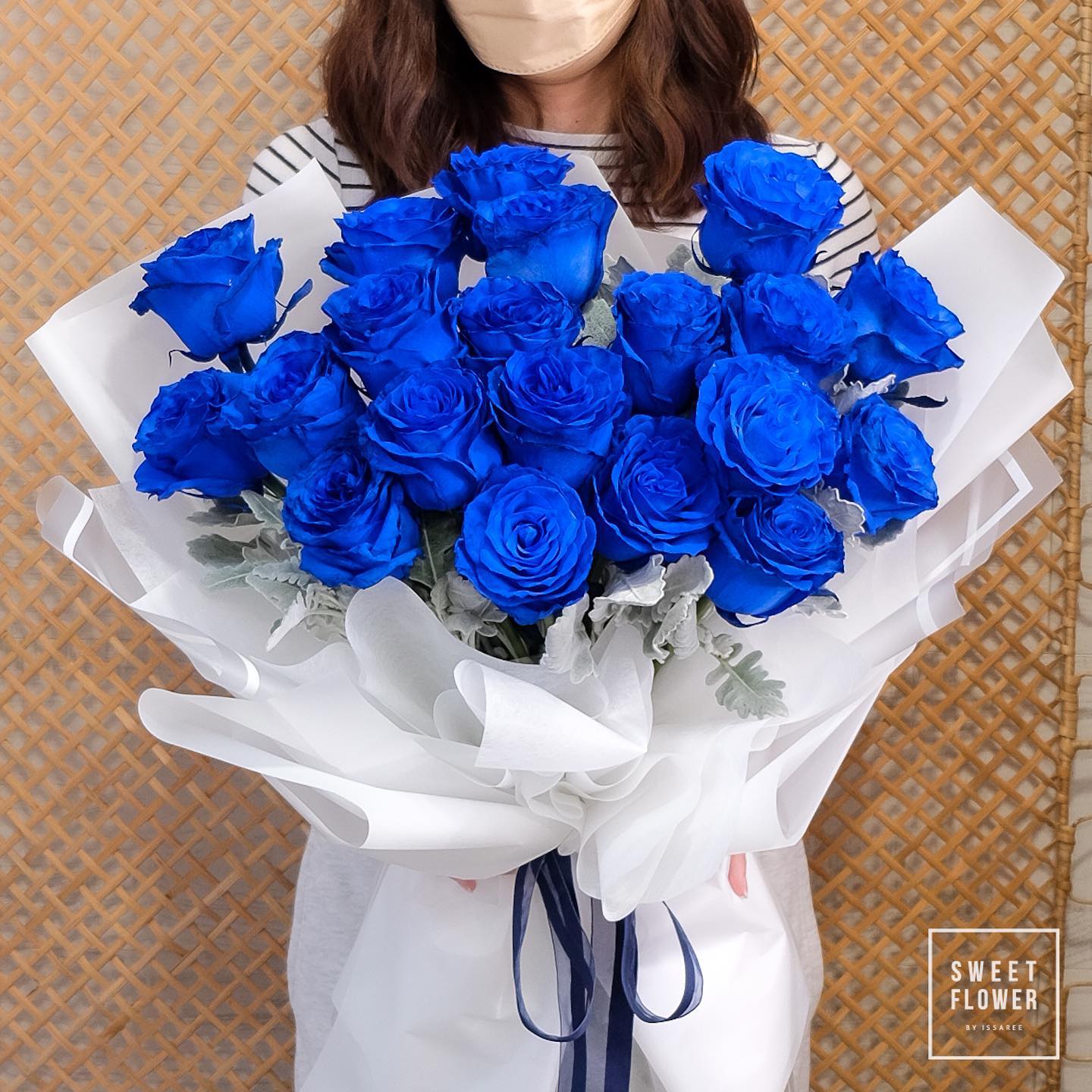 ช่อ ม่วง-ฟ้า คลาสสิก ดอกไม้หลัก กุหลาบ — ผลงานร้านดอกไม้ Sweetflower by Issaree
