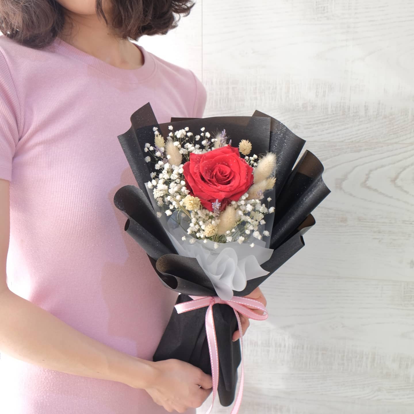 ช่อ แดงโรแมนติก หวาน ดอกไม้หลัก กุหลาบ เบบี้บรีธ/ยิปโซ ดอกไม้แห้ง — ผลงานร้านดอกไม้ Sweetflower by Issaree